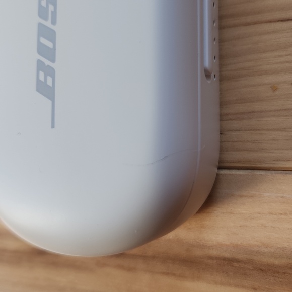 Bose QuietComfort LEFT earbud and case in white, no right bud - Picture 5 of 6